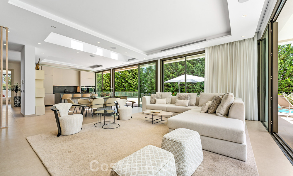 Espaciosa y contemporánea villa de lujo situada en primera línea de golf con vistas a la montaña de La Concha en Nueva Andalucía, Marbella 786407
