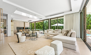 Espaciosa y contemporánea villa de lujo situada en primera línea de golf con vistas a la montaña de La Concha en Nueva Andalucía, Marbella 786407 