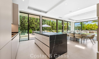Espaciosa y contemporánea villa de lujo situada en primera línea de golf con vistas a la montaña de La Concha en Nueva Andalucía, Marbella 786409 