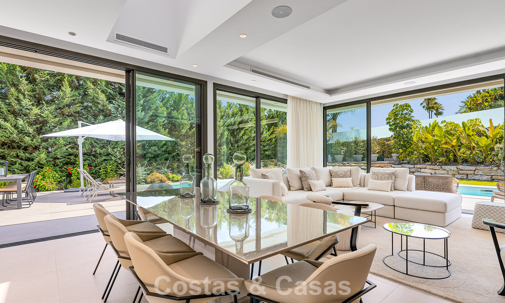 Espaciosa y contemporánea villa de lujo situada en primera línea de golf con vistas a la montaña de La Concha en Nueva Andalucía, Marbella 786410
