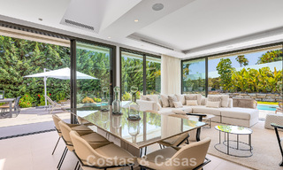 Espaciosa y contemporánea villa de lujo situada en primera línea de golf con vistas a la montaña de La Concha en Nueva Andalucía, Marbella 786410 