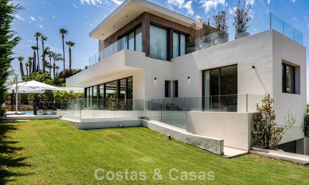 Espaciosa y contemporánea villa de lujo situada en primera línea de golf con vistas a la montaña de La Concha en Nueva Andalucía, Marbella 786411