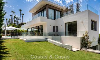 Espaciosa y contemporánea villa de lujo situada en primera línea de golf con vistas a la montaña de La Concha en Nueva Andalucía, Marbella 786411 