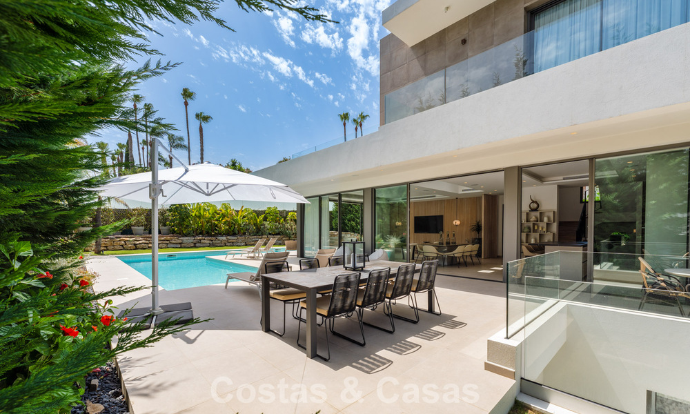Espaciosa y contemporánea villa de lujo situada en primera línea de golf con vistas a la montaña de La Concha en Nueva Andalucía, Marbella 786412