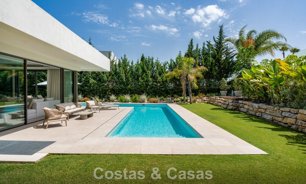 Espaciosa y contemporánea villa de lujo situada en primera línea de golf con vistas a la montaña de La Concha en Nueva Andalucía, Marbella 786413