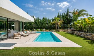 Espaciosa y contemporánea villa de lujo situada en primera línea de golf con vistas a la montaña de La Concha en Nueva Andalucía, Marbella 786413 