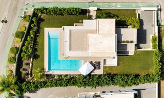 Espaciosa y contemporánea villa de lujo situada en primera línea de golf con vistas a la montaña de La Concha en Nueva Andalucía, Marbella 786415 