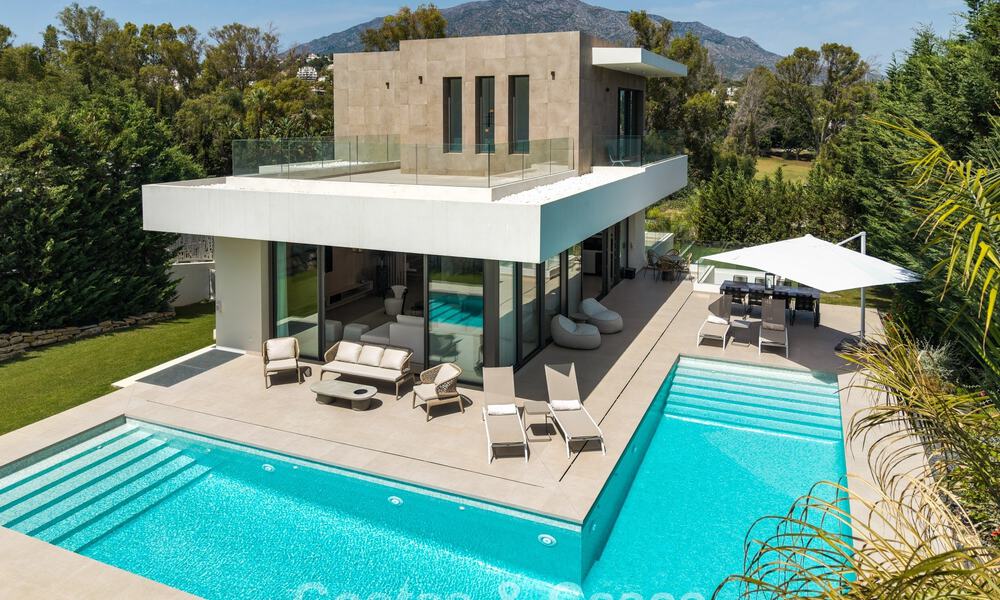 Espaciosa y contemporánea villa de lujo situada en primera línea de golf con vistas a la montaña de La Concha en Nueva Andalucía, Marbella 786416