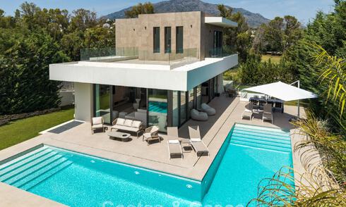 Espaciosa y contemporánea villa de lujo situada en primera línea de golf con vistas a la montaña de La Concha en Nueva Andalucía, Marbella 786416