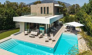 Espaciosa y contemporánea villa de lujo situada en primera línea de golf con vistas a la montaña de La Concha en Nueva Andalucía, Marbella 786416 