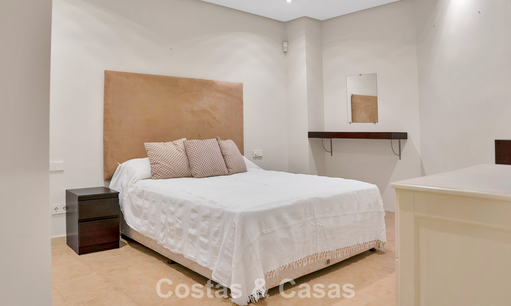 Mansión de lujo de estilo andaluz con vistas al mar en el valle del golf de Nueva Andalucía, Marbella 779155