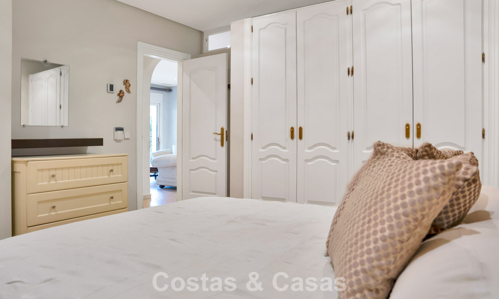 Mansión de lujo de estilo andaluz con vistas al mar en el valle del golf de Nueva Andalucía, Marbella 779156