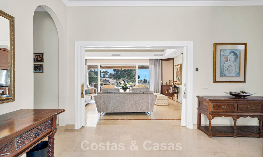 Mansión de lujo de estilo andaluz con vistas al mar en el valle del golf de Nueva Andalucía, Marbella 779157