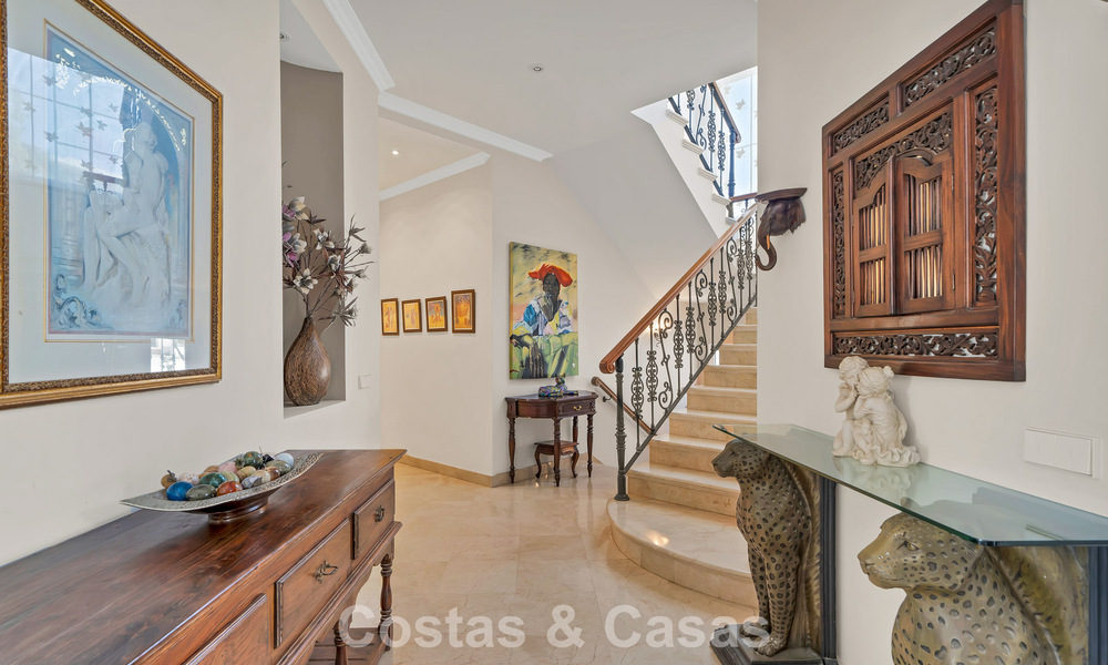 Mansión de lujo de estilo andaluz con vistas al mar en el valle del golf de Nueva Andalucía, Marbella 779158