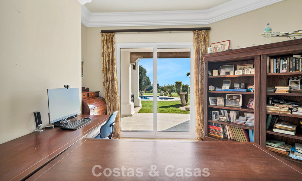 Mansión de lujo de estilo andaluz con vistas al mar en el valle del golf de Nueva Andalucía, Marbella 779159