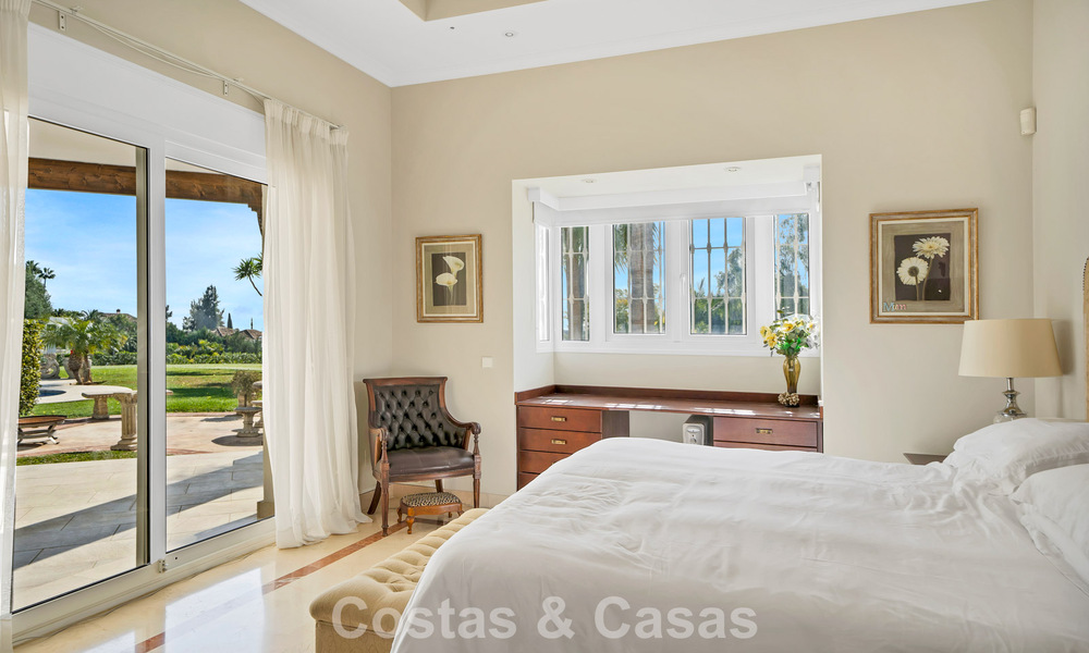 Mansión de lujo de estilo andaluz con vistas al mar en el valle del golf de Nueva Andalucía, Marbella 779161