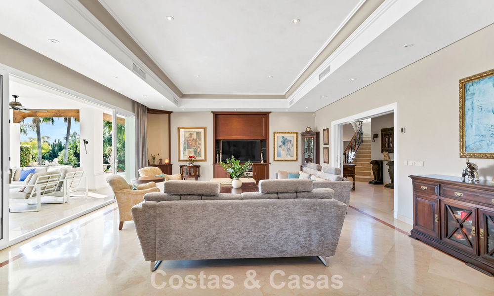 Mansión de lujo de estilo andaluz con vistas al mar en el valle del golf de Nueva Andalucía, Marbella 779165