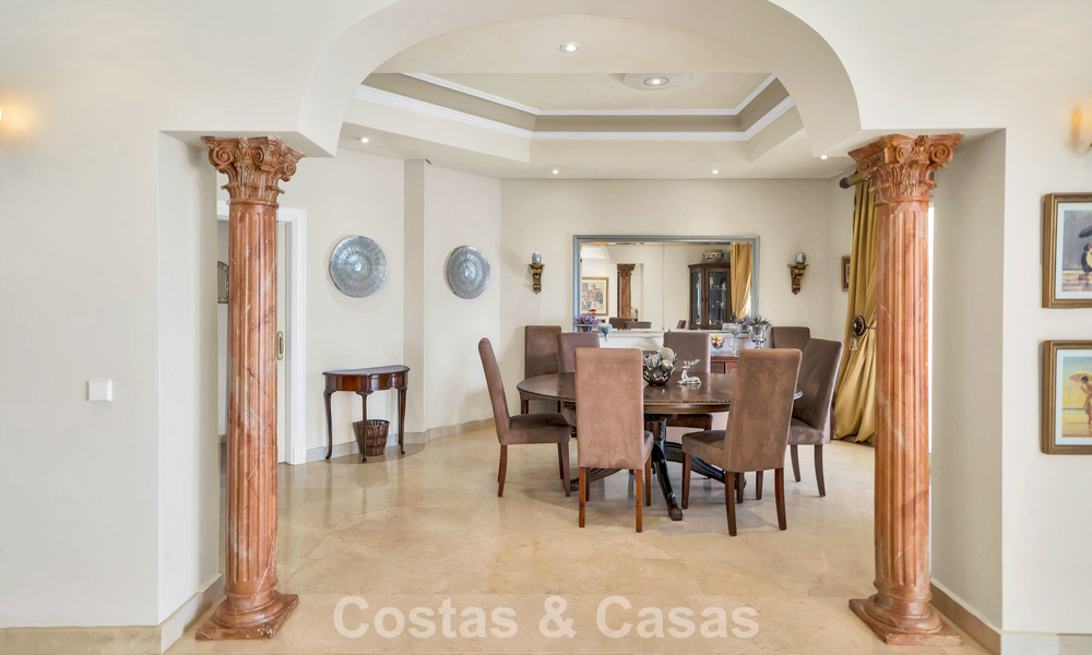 Mansión de lujo de estilo andaluz con vistas al mar en el valle del golf de Nueva Andalucía, Marbella 779166