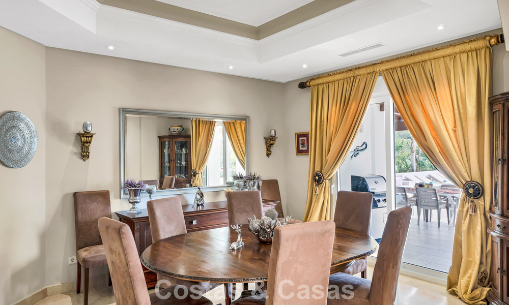 Mansión de lujo de estilo andaluz con vistas al mar en el valle del golf de Nueva Andalucía, Marbella 779168