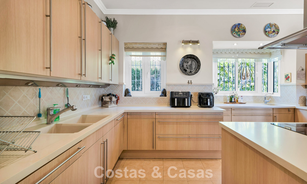 Mansión de lujo de estilo andaluz con vistas al mar en el valle del golf de Nueva Andalucía, Marbella 779170
