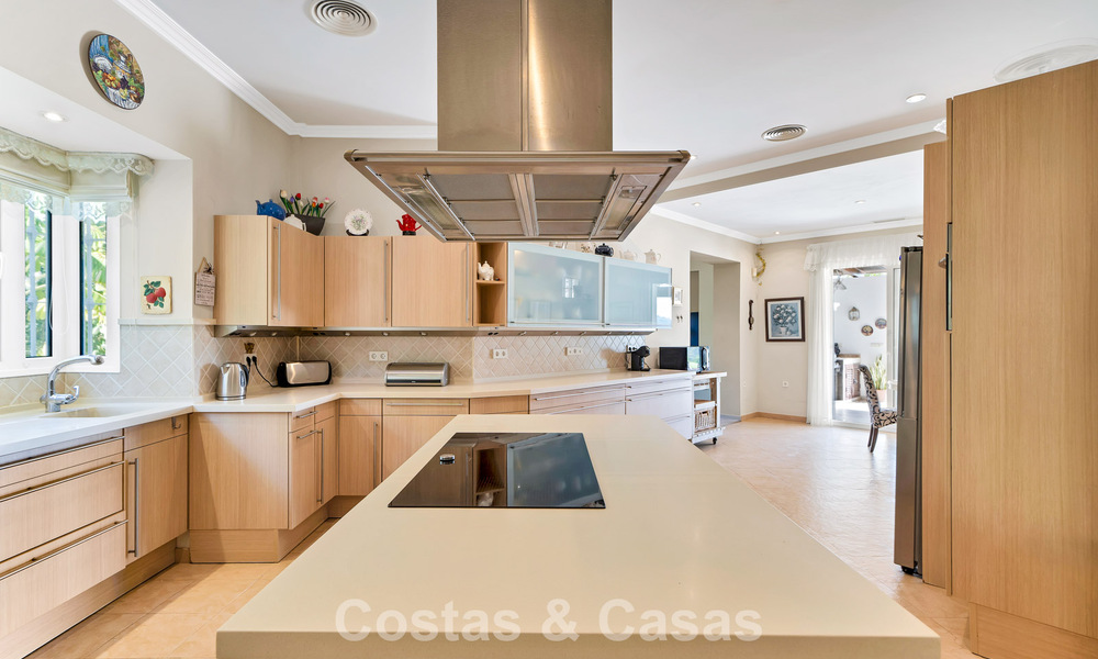 Mansión de lujo de estilo andaluz con vistas al mar en el valle del golf de Nueva Andalucía, Marbella 779172