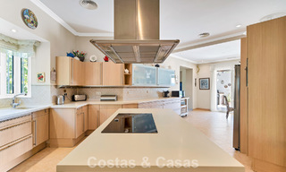 Mansión de lujo de estilo andaluz con vistas al mar en el valle del golf de Nueva Andalucía, Marbella 779172 