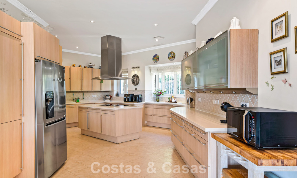 Mansión de lujo de estilo andaluz con vistas al mar en el valle del golf de Nueva Andalucía, Marbella 779173
