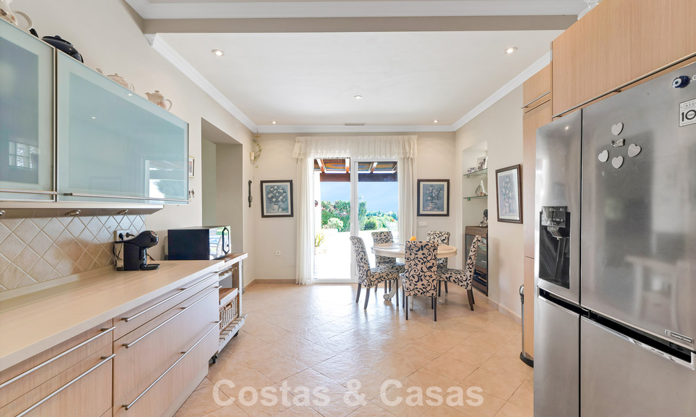 Mansión de lujo de estilo andaluz con vistas al mar en el valle del golf de Nueva Andalucía, Marbella 779175