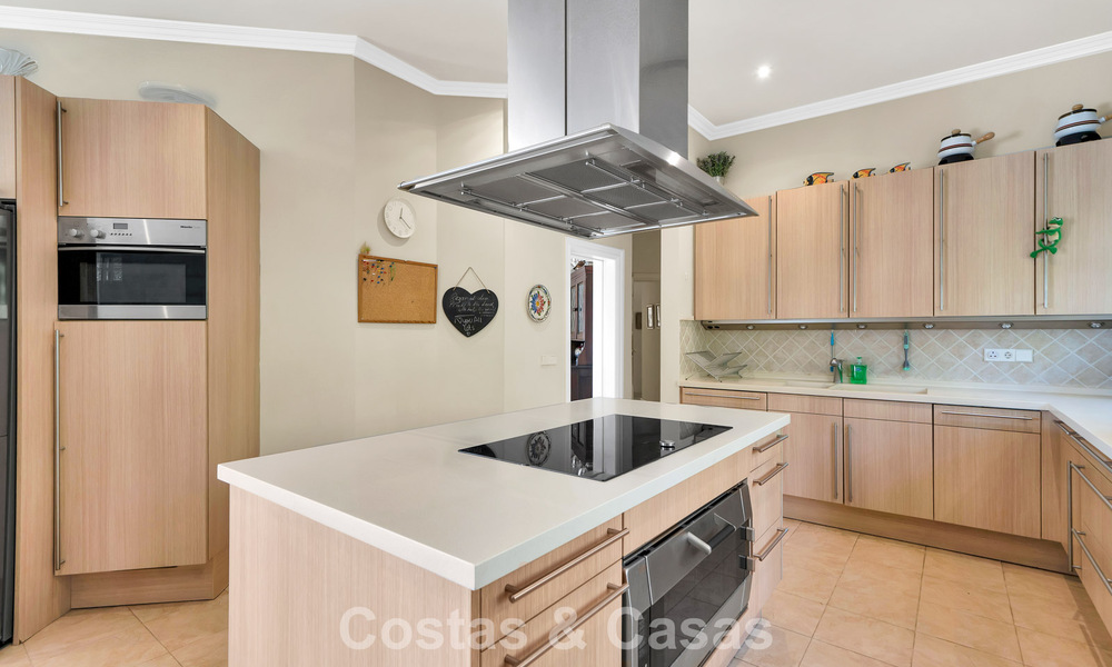 Mansión de lujo de estilo andaluz con vistas al mar en el valle del golf de Nueva Andalucía, Marbella 779176