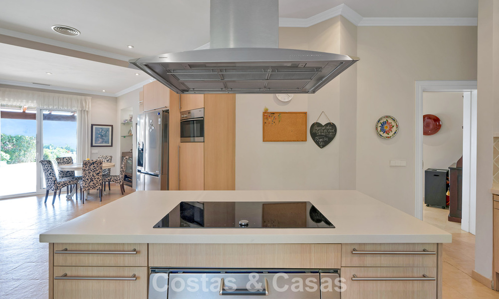 Mansión de lujo de estilo andaluz con vistas al mar en el valle del golf de Nueva Andalucía, Marbella 779177