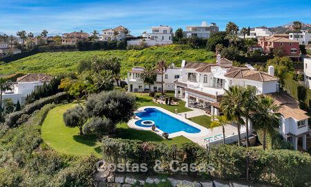 Mansión de lujo de estilo andaluz con vistas al mar en el valle del golf de Nueva Andalucía, Marbella 779179