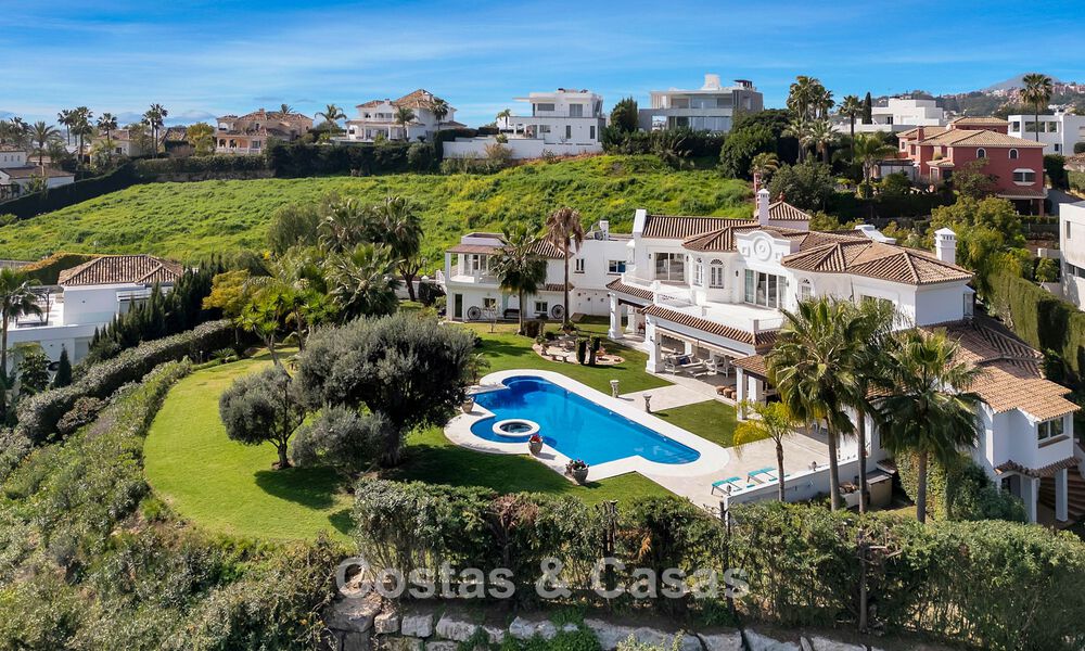 Mansión de lujo de estilo andaluz con vistas al mar en el valle del golf de Nueva Andalucía, Marbella 779179