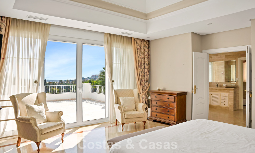 Mansión de lujo de estilo andaluz con vistas al mar en el valle del golf de Nueva Andalucía, Marbella 779188