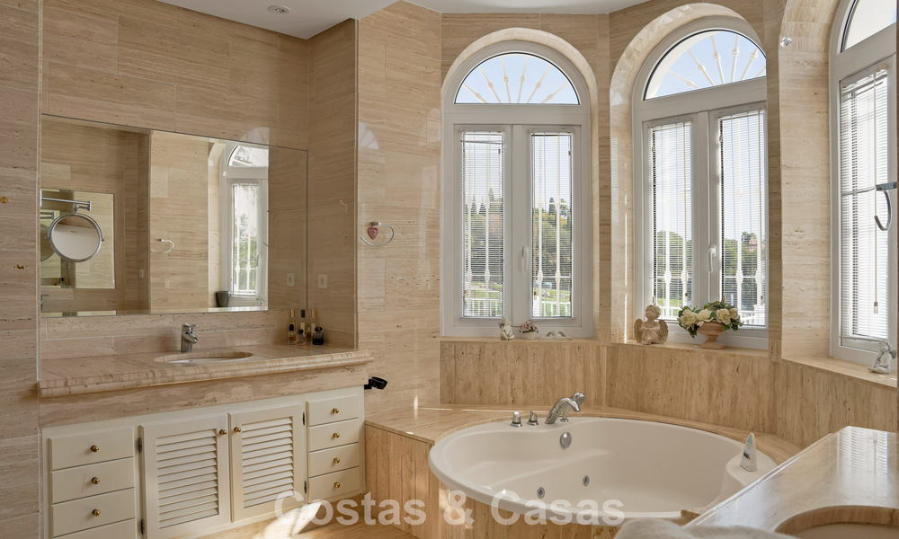 Mansión de lujo de estilo andaluz con vistas al mar en el valle del golf de Nueva Andalucía, Marbella 779190