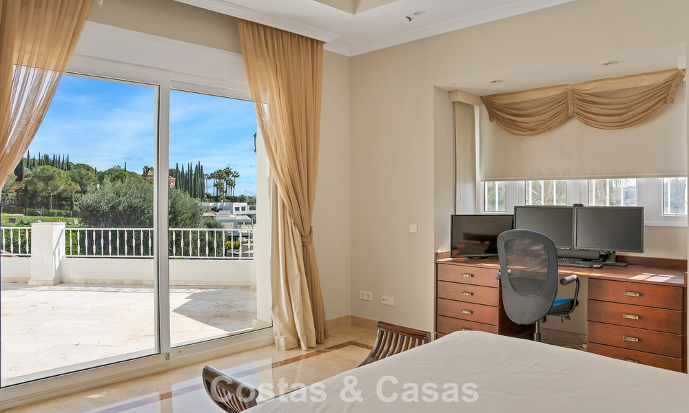 Mansión de lujo de estilo andaluz con vistas al mar en el valle del golf de Nueva Andalucía, Marbella 779193
