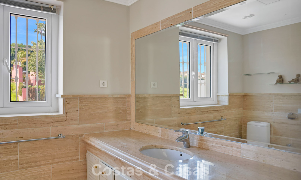 Mansión de lujo de estilo andaluz con vistas al mar en el valle del golf de Nueva Andalucía, Marbella 779194