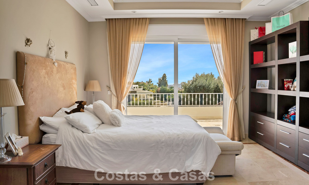 Mansión de lujo de estilo andaluz con vistas al mar en el valle del golf de Nueva Andalucía, Marbella 779197