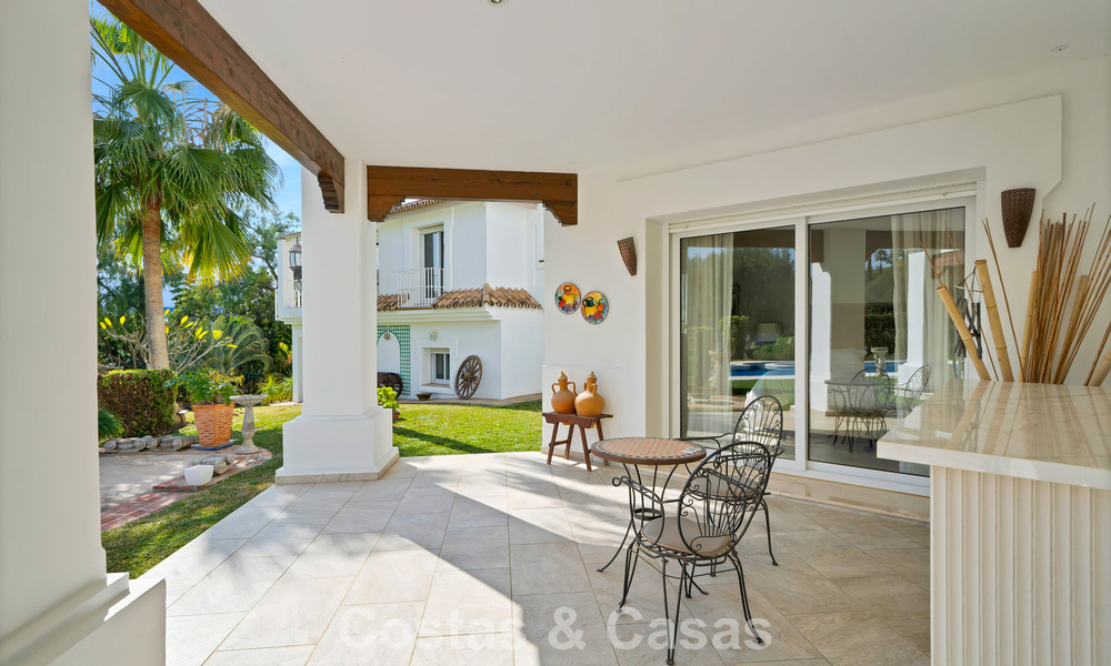 Mansión de lujo de estilo andaluz con vistas al mar en el valle del golf de Nueva Andalucía, Marbella 779200