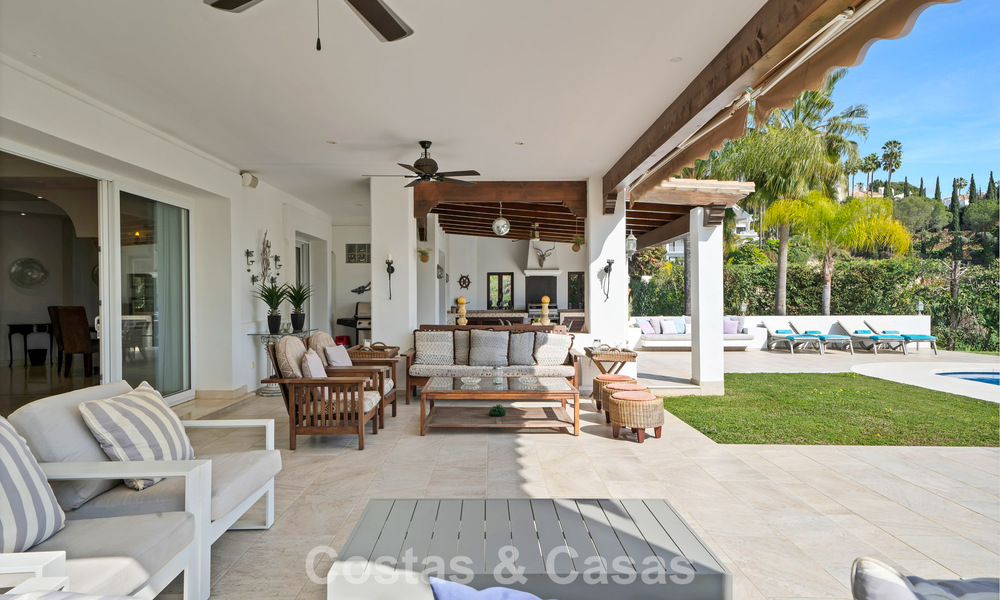 Mansión de lujo de estilo andaluz con vistas al mar en el valle del golf de Nueva Andalucía, Marbella 779202