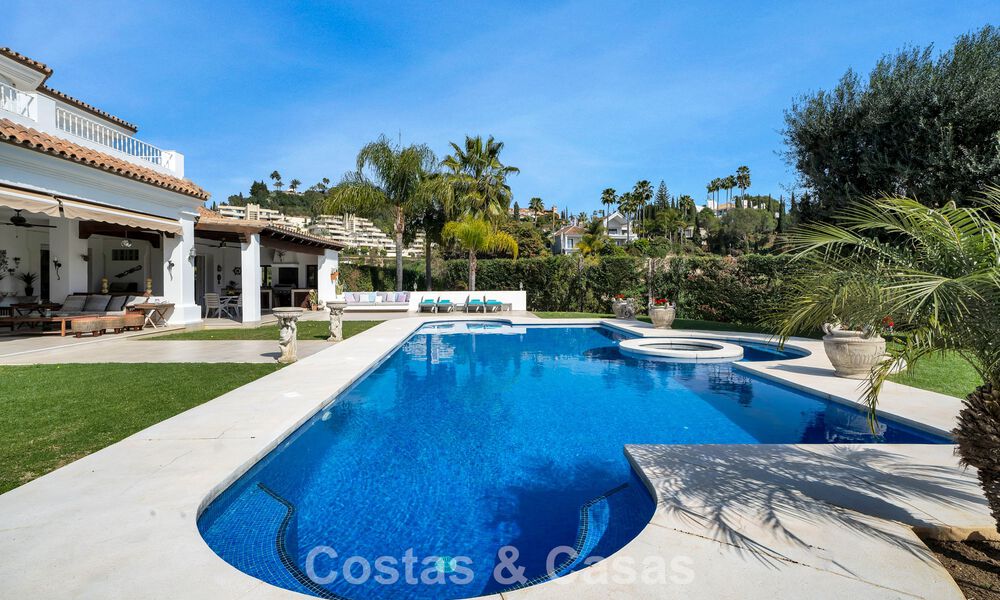Mansión de lujo de estilo andaluz con vistas al mar en el valle del golf de Nueva Andalucía, Marbella 779204
