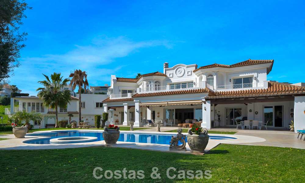 Mansión de lujo de estilo andaluz con vistas al mar en el valle del golf de Nueva Andalucía, Marbella 779205