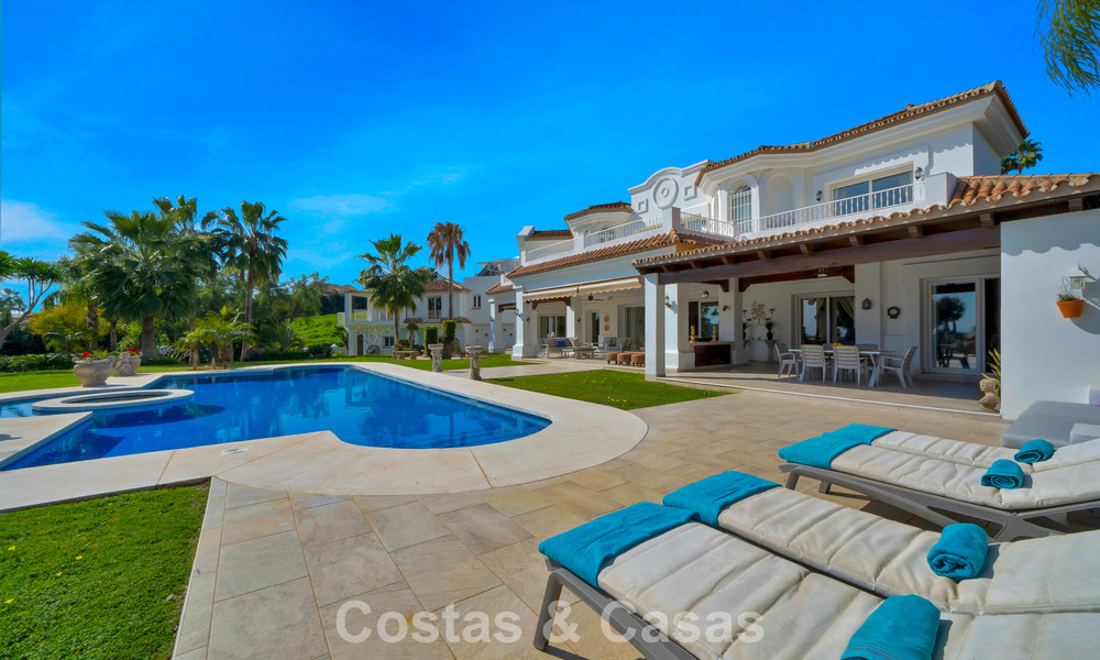 Mansión de lujo de estilo andaluz con vistas al mar en el valle del golf de Nueva Andalucía, Marbella 779206
