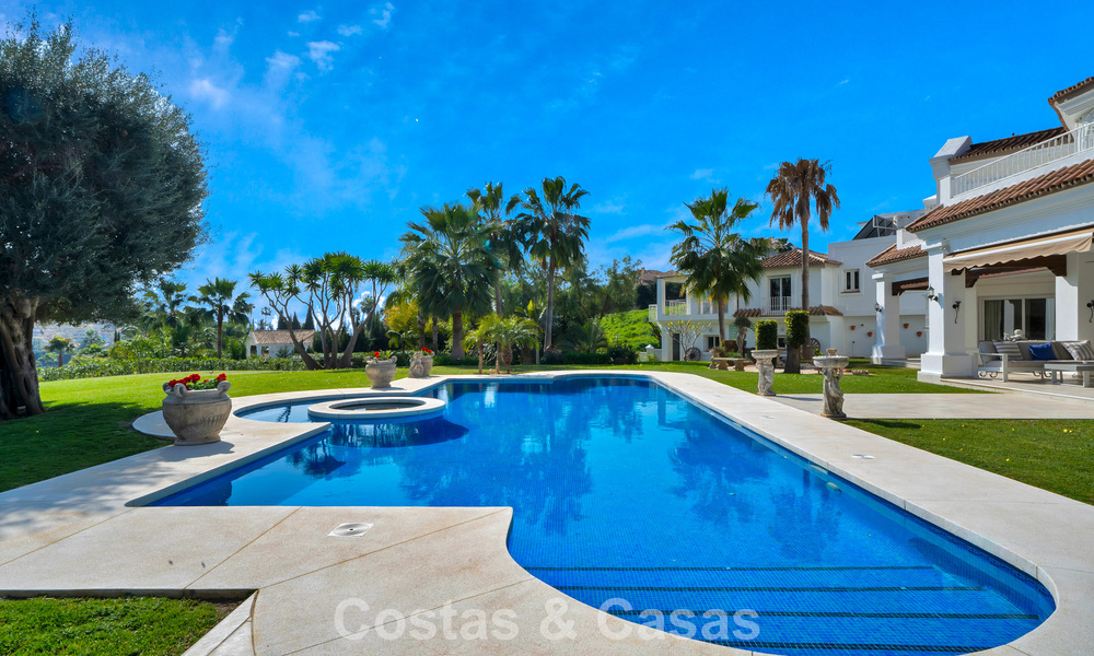Mansión de lujo de estilo andaluz con vistas al mar en el valle del golf de Nueva Andalucía, Marbella 779207