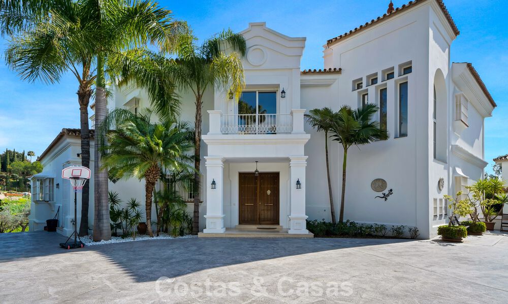Mansión de lujo de estilo andaluz con vistas al mar en el valle del golf de Nueva Andalucía, Marbella 779216
