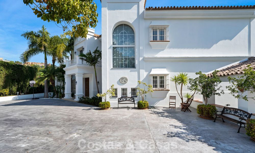 Mansión de lujo de estilo andaluz con vistas al mar en el valle del golf de Nueva Andalucía, Marbella 779219