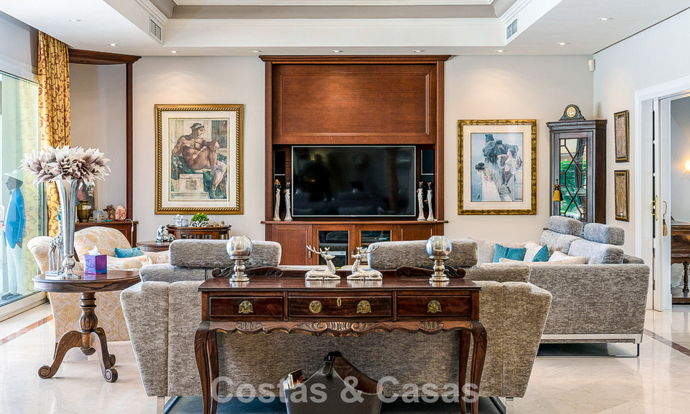Mansión de lujo de estilo andaluz con vistas al mar en el valle del golf de Nueva Andalucía, Marbella 779222