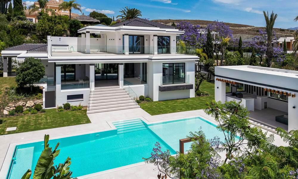 Nueva villa de diseño modernista en venta con vistas al campo de golf en un resort de golf, Marbella - Benahavis 55430