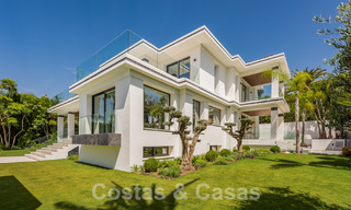 Nueva villa de diseño modernista en venta con vistas al campo de golf en un resort de golf, Marbella - Benahavis 55431 