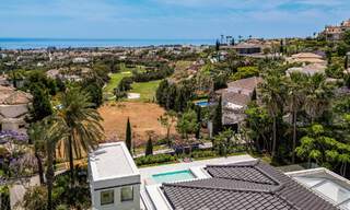 Nueva villa de diseño modernista en venta con vistas al campo de golf en un resort de golf, Marbella - Benahavis 55434 