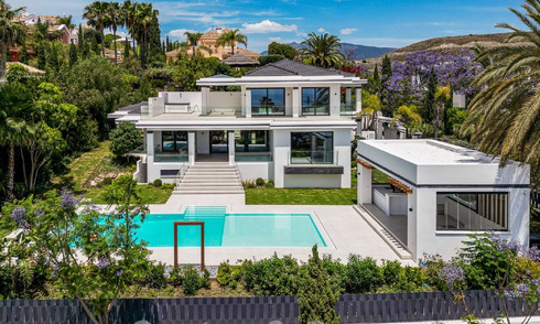 Nueva villa de diseño modernista en venta con vistas al campo de golf en un resort de golf, Marbella - Benahavis 55435